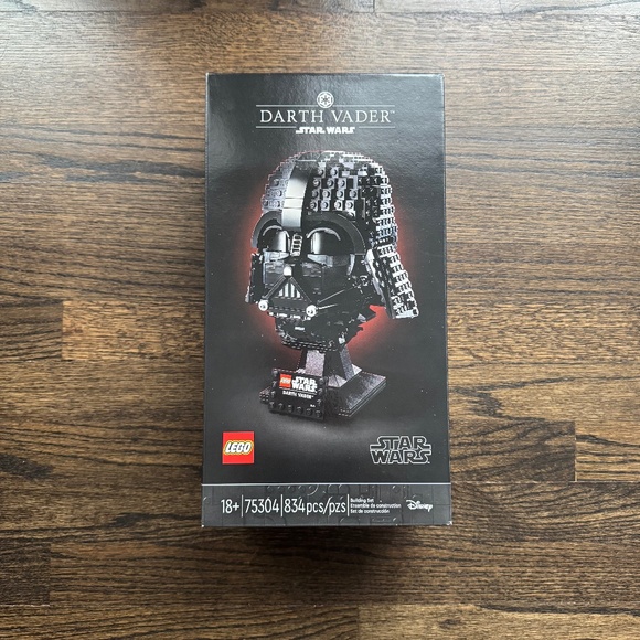 LEGO Star Wars Darth Vader Helmet 75304 | NIB - Picture 1 of 3